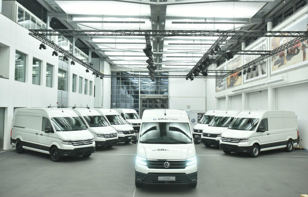 Volkswagen a livrat primele exemplare e-Crafter: motor de 134 CP și autonomie de circa 160 de kilometri - Poza 1