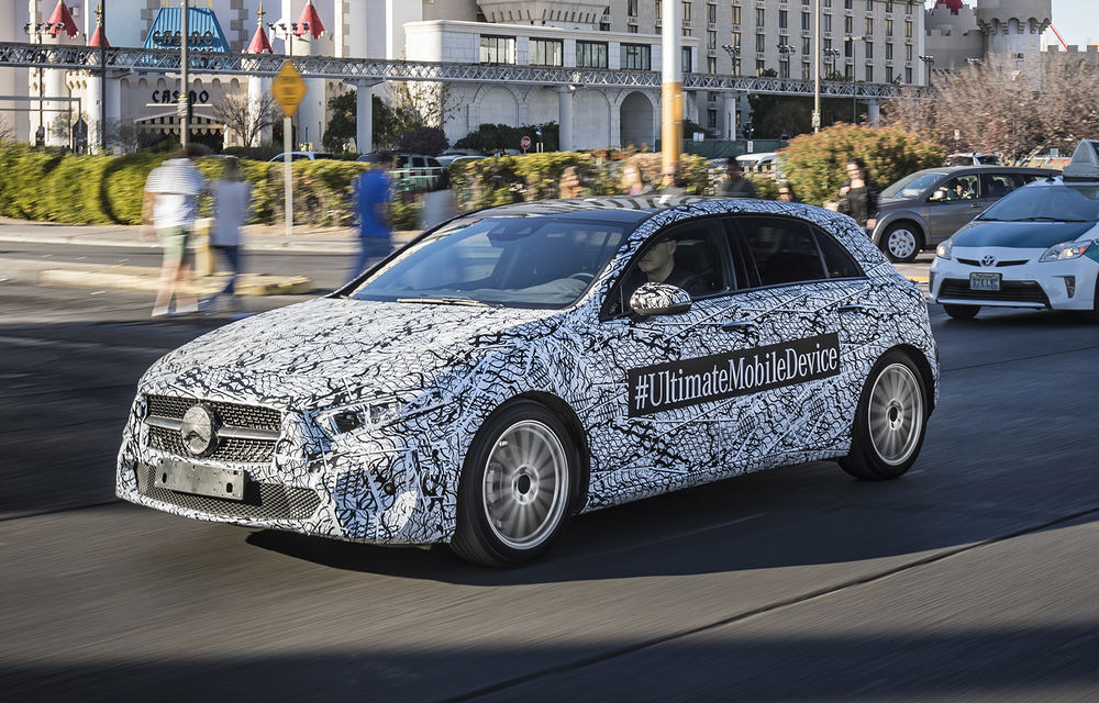 Imagini cu viitorul Mercedes-Benz Clasa A &quot;îmbrăcat&quot; în camuflaj: nemții l-au adus în Los Angeles și oferă informații despre noul sistem de infotainment - Poza 1