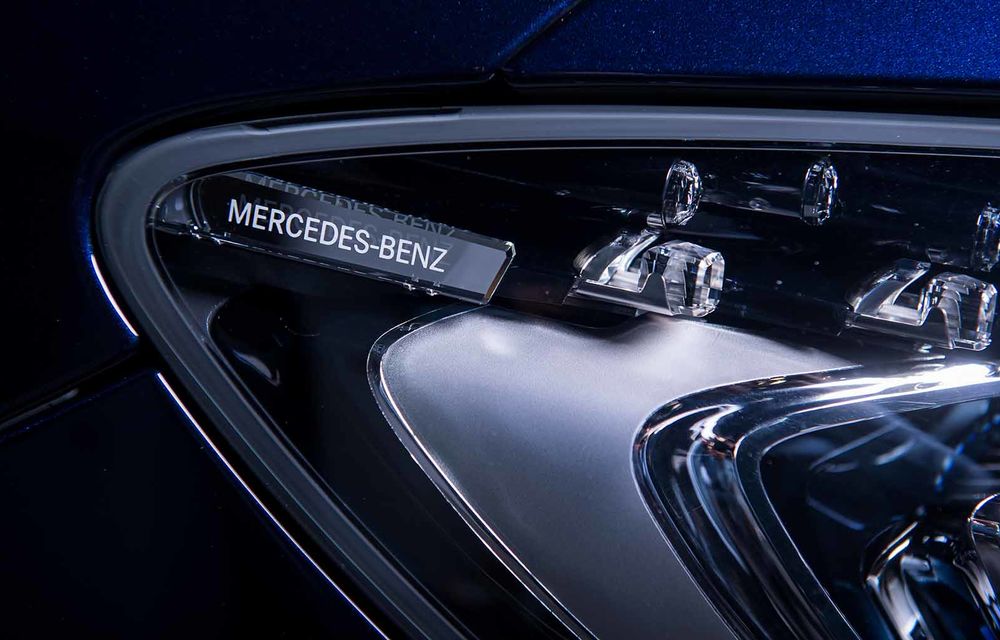 Un Mercedes-Maybach S650 Cabriolet poate fi admirat în cadrul galeriei Țiriac Collection: seria limitată la 300 de exemplare integrează un V12 de 630 CP - Poza 4