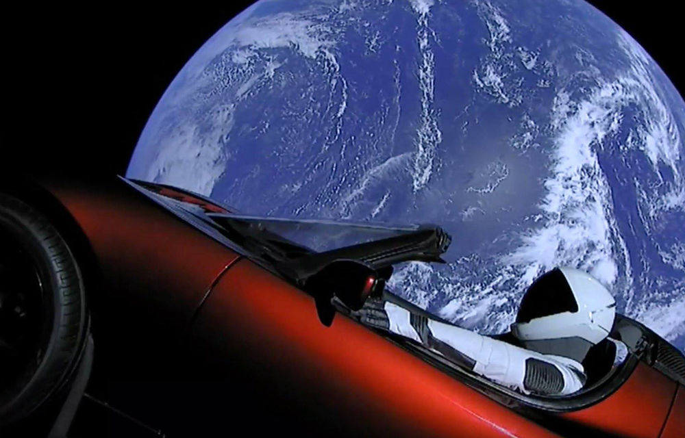 Un Tesla Roadster deținut de Elon Musk a ajuns în spațiu: mașina va rămâne pe o orbită în jurul soarelui - Poza 1