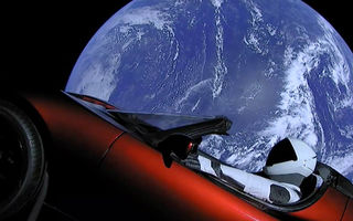 Un Tesla Roadster deținut de Elon Musk a ajuns în spațiu: mașina va rămâne pe o orbită în jurul soarelui