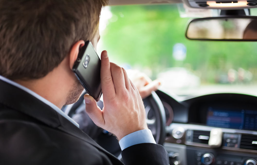Reguli mai dure în Hexagon: francezii interzic folosirea telefoanelor mobile în mașini, chiar și când acestea sunt trase pe dreapta - Poza 1