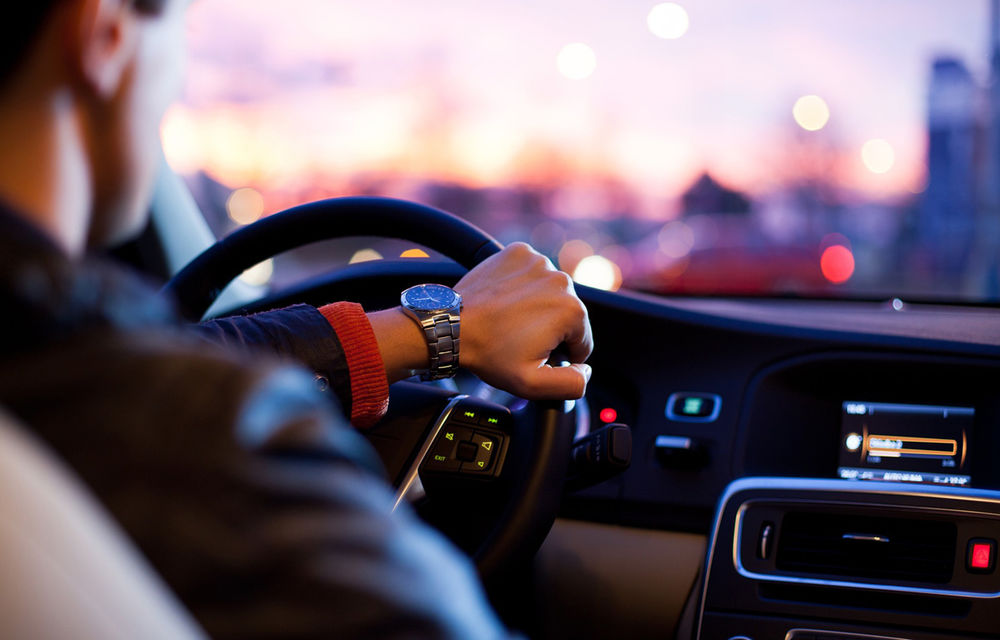 Studiu inedit realizat de Peugeot: șoferii nu se uită la drum 7% din timpul petrecut la volan - Poza 1