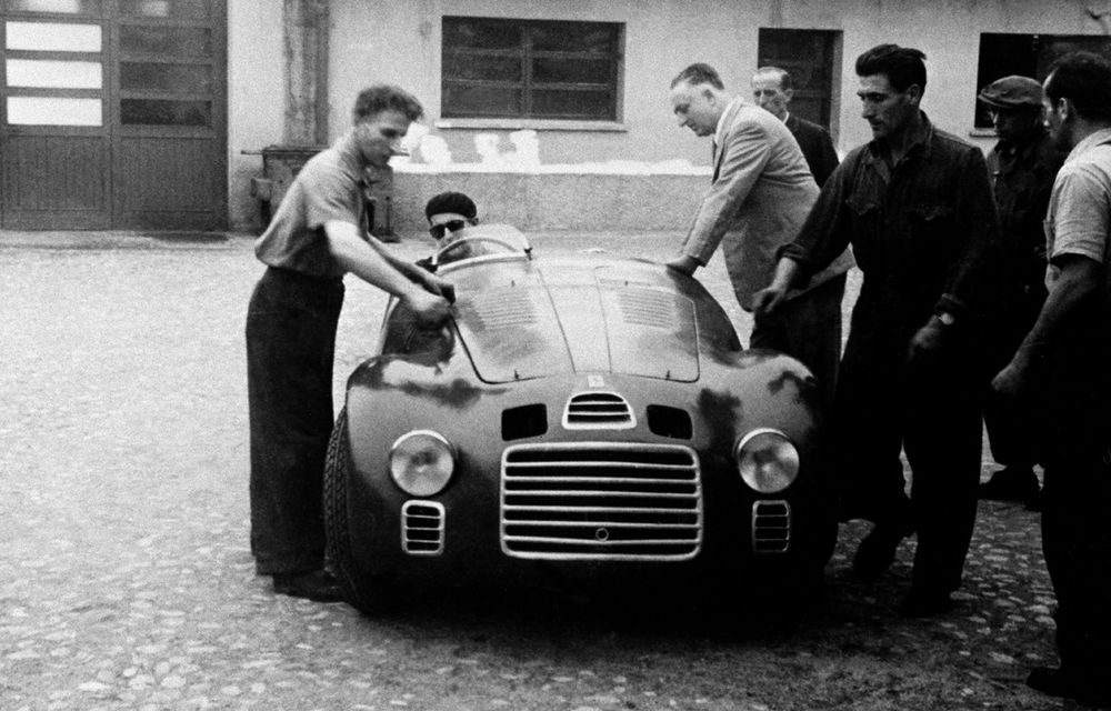 Ferrari aniversează 120 de ani de la nașterea lui Enzo Ferrari: expoziție specială cu fotografii din viața fondatorului mărcii - Poza 2