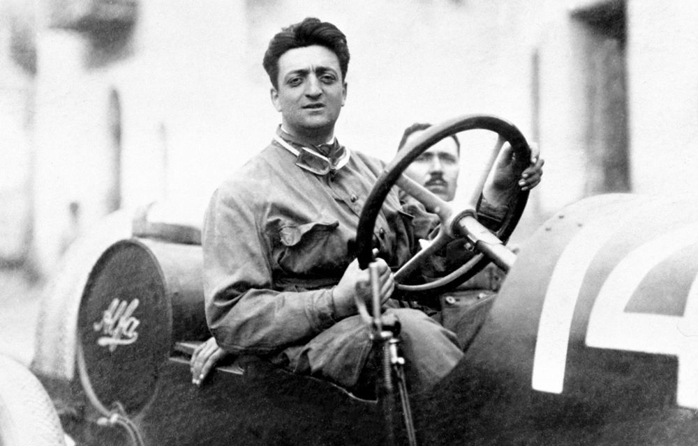 Ferrari aniversează 120 de ani de la nașterea lui Enzo Ferrari: expoziție specială cu fotografii din viața fondatorului mărcii - Poza 1