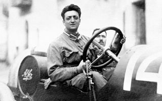 Ferrari aniversează 120 de ani de la nașterea lui Enzo Ferrari: expoziție specială cu fotografii din viața fondatorului mărcii