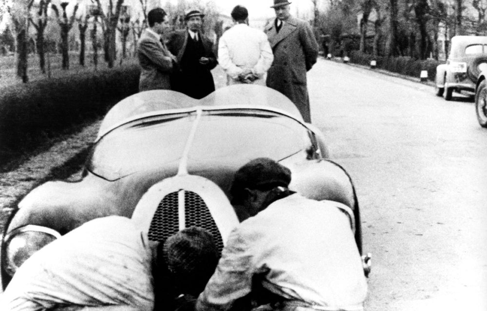 Ferrari aniversează 120 de ani de la nașterea lui Enzo Ferrari: expoziție specială cu fotografii din viața fondatorului mărcii - Poza 5