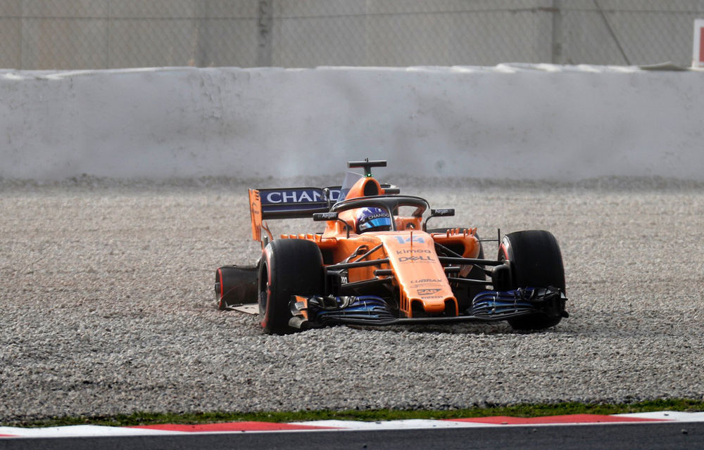 McLaren a început cu stângul testele de la Barcelona: Alonso a pierdut un pneu după numai 6 tururi - Poza 1