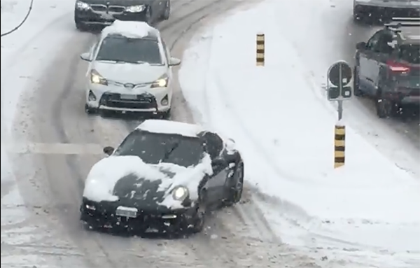 VIDEO: Pledoarie pentru anvelopele de iarnă. Un Porsche 911 Turbo se chinuie cu pneuri de vară pe o urcare înzăpezită, în ciuda faptului că are tracțiune integrală - Poza 1
