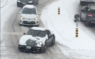 VIDEO: Pledoarie pentru anvelopele de iarnă. Un Porsche 911 Turbo se chinuie cu pneuri de vară pe o urcare înzăpezită, în ciuda faptului că are tracțiune integrală