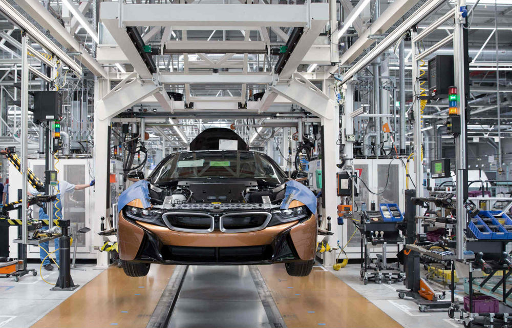 BMW i8 Roadster și i8 facelift au intrat în producție: modelele constructorului german sunt asamblate la uzina din Leipzig - Poza 1