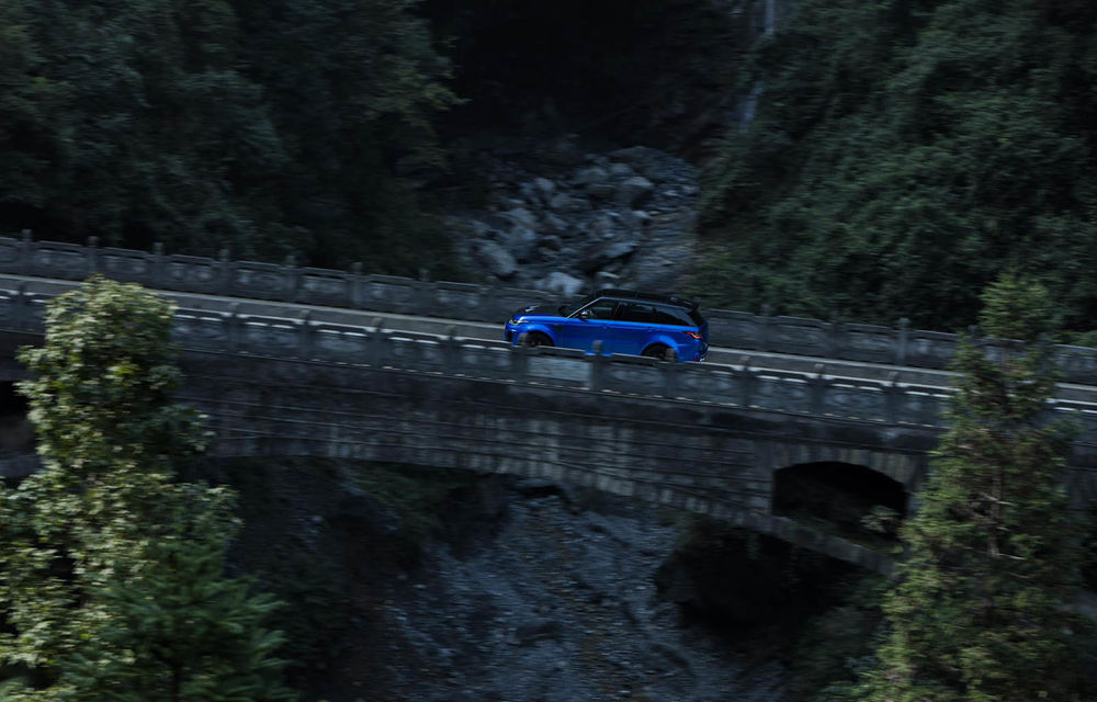 Un Range Rover Sport SVR a fost mai rapid decât un Ferrari 458 Italia: puțin sub 10 minute pentru un traseu de 11 kilometri cu 99 de viraje - Poza 6