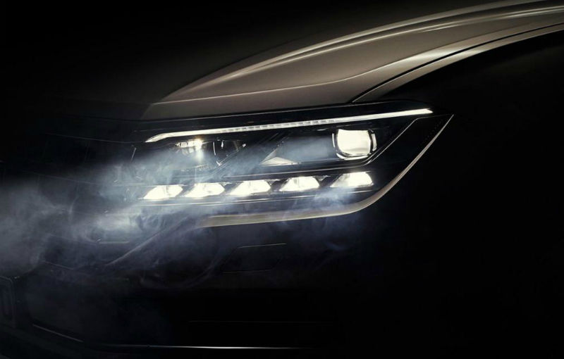 Noua generație Volkswagen Touareg debutează în 23 martie: nemții au publicat o imagine teaser cu blocurile optice ale SUV-ului - Poza 1