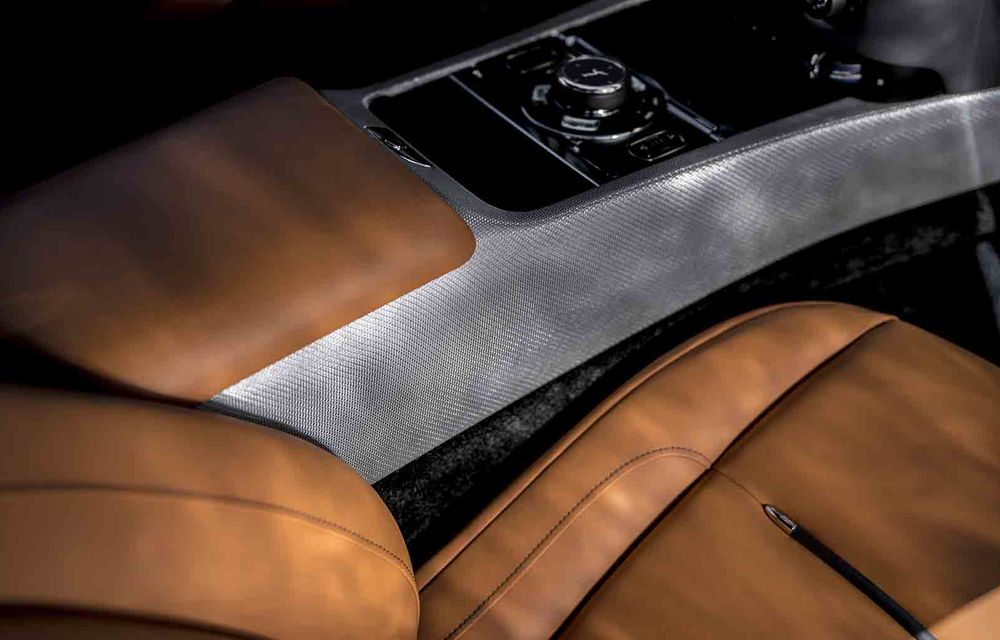 Rolls-Royce lansează ediția specială Wraith Luminary: 55 de unități cu plafon cu stele căzătoare și accesorii acoperite cu țesătură din oțel - Poza 10