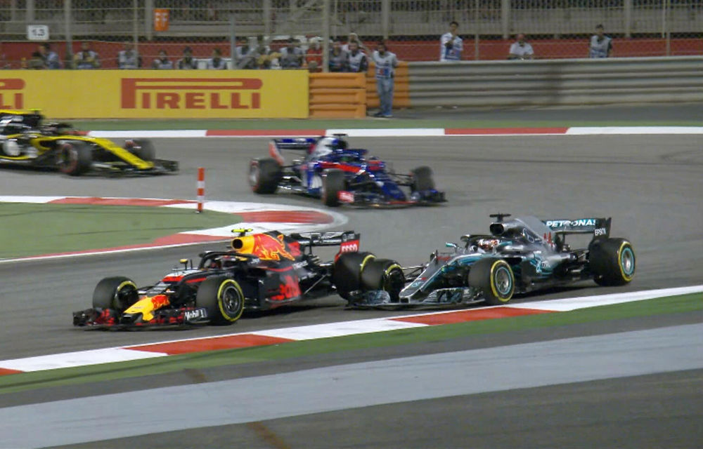 Hamilton, surprins în timp ce îl jignea pe Verstappen după incidentul din Bahrain. Olandezul îi ia apărarea: &quot;Astfel de lucruri se întâmplă&quot; - Poza 1