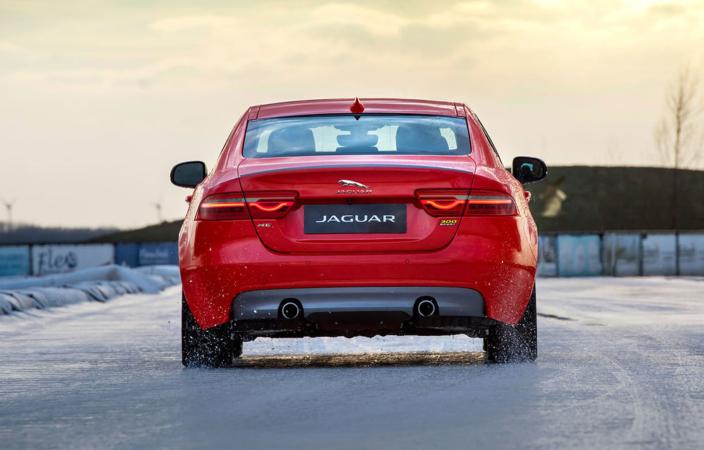 Jaguar introduce noile XE și XF 300 Sport: motor de 2.0 litri benzină cu 300 de cai putere - Poza 14