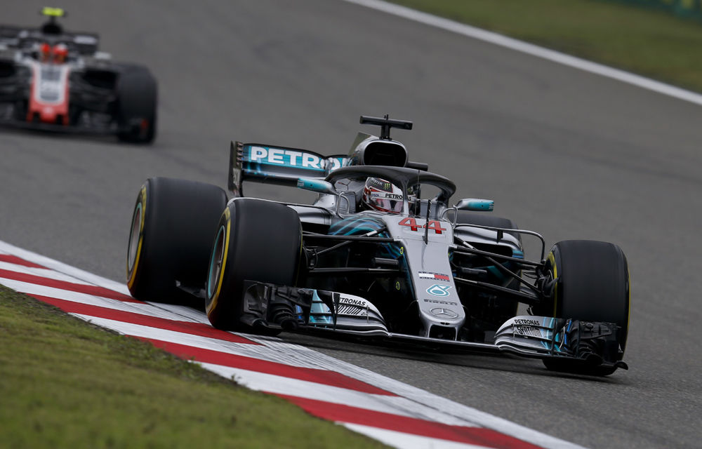 Hamilton admite că Mercedes nu mai are cel mai rapid monopost de pe grila: &quot;Titlul va fi mai greu de cucerit decât în trecut&quot; - Poza 1