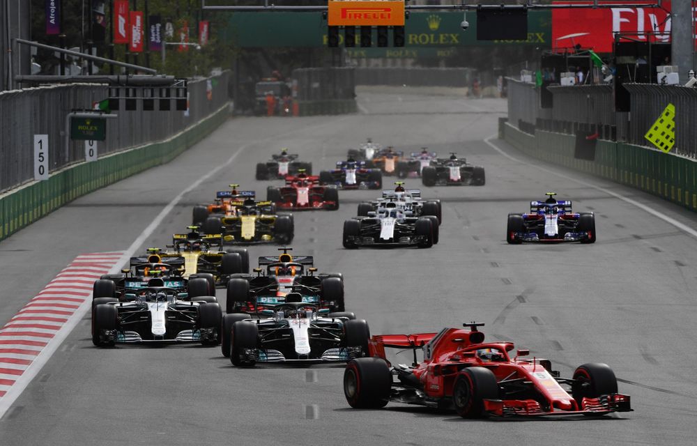Spectacol la Baku: Hamilton câștigă în fața lui Raikkonen după o pană suferită de Bottas. Vettel pe locul 4, acroșaj între Verstappen și Ricciardo - Poza 2