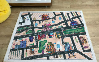 Învață-ți copiii să traverseze corect: proiectul "CovOrașul meu" ilustrează harta reală a cartierului pe un covor de joacă