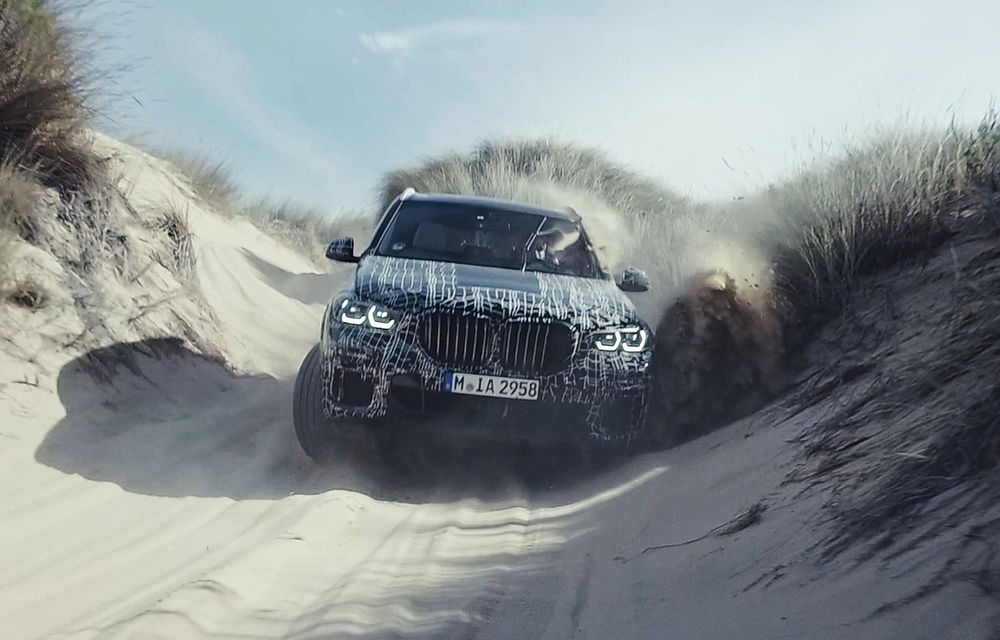 Noua generație BMW X5, testată sub camuflaj în condiții extreme: SUV-ul german va avea direcție integrală și o nouă suspensie - Poza 5
