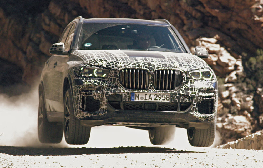 Noua generație BMW X5, testată sub camuflaj în condiții extreme: SUV-ul german va avea direcție integrală și o nouă suspensie - Poza 1