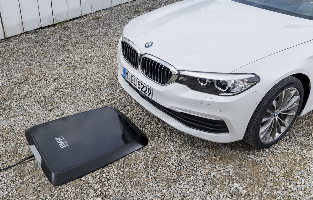 BMW va introduce în iulie încărcarea wireless pentru 530e iPerformance: 3 ore și jumătate pentru încărcarea completă a modelului plug-in hybrid - Poza 1