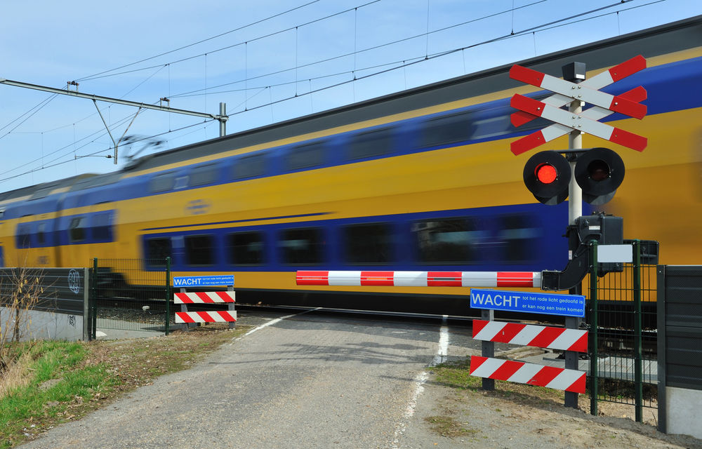 Măsuri pentru siguranța rutieră: trecerile la nivel cu calea ferată de pe drumurile naționale vor avea bariere - Poza 1