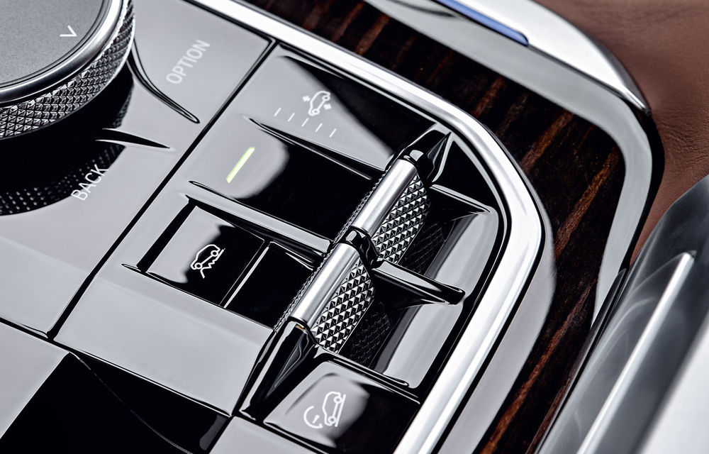 Noua generație BMW X5 se prezintă oficial: SUV-ul primește motoare diesel mai puternice, direcție integrală și un pachet off-road - Poza 42