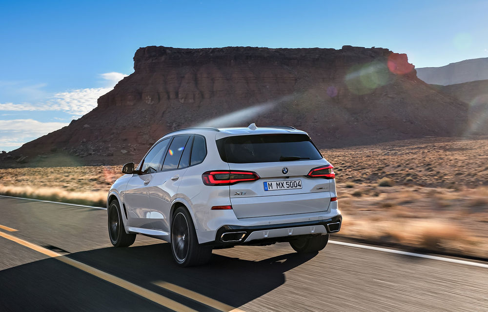 Noua generație BMW X5 se prezintă oficial: SUV-ul primește motoare diesel mai puternice, direcție integrală și un pachet off-road - Poza 2