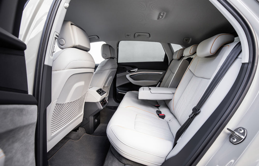 Primele imagini cu interiorul lui Audi e-tron: SUV-ul electric are 5 ecrane, dintre care două pentru camerele care înlocuiesc oglinzile - Poza 19