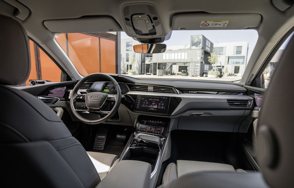 Primele imagini cu interiorul lui Audi e-tron: SUV-ul electric are 5 ecrane, dintre care două pentru camerele care înlocuiesc oglinzile - Poza 4