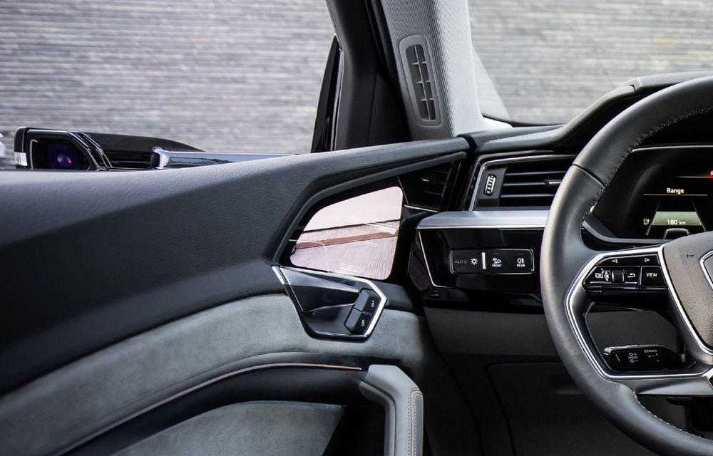 Primele imagini cu interiorul lui Audi e-tron: SUV-ul electric are 5 ecrane, dintre care două pentru camerele care înlocuiesc oglinzile - Poza 25