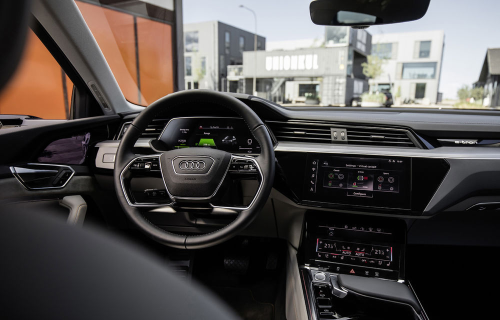 Primele imagini cu interiorul lui Audi e-tron: SUV-ul electric are 5 ecrane, dintre care două pentru camerele care înlocuiesc oglinzile - Poza 3
