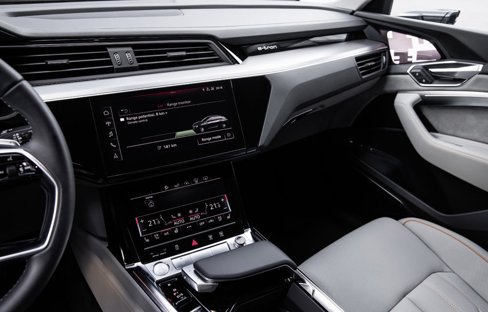 Primele imagini cu interiorul lui Audi e-tron: SUV-ul electric are 5 ecrane, dintre care două pentru camerele care înlocuiesc oglinzile - Poza 11