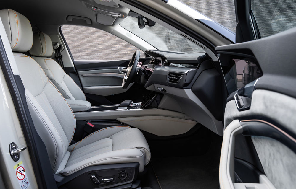Primele imagini cu interiorul lui Audi e-tron: SUV-ul electric are 5 ecrane, dintre care două pentru camerele care înlocuiesc oglinzile - Poza 9