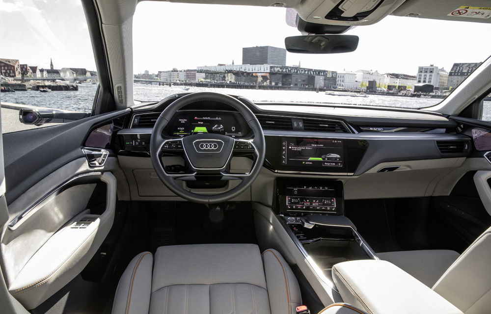 Primele imagini cu interiorul lui Audi e-tron: SUV-ul electric are 5 ecrane, dintre care două pentru camerele care înlocuiesc oglinzile - Poza 5
