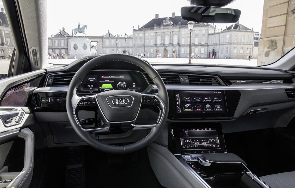Primele imagini cu interiorul lui Audi e-tron: SUV-ul electric are 5 ecrane, dintre care două pentru camerele care înlocuiesc oglinzile - Poza 8