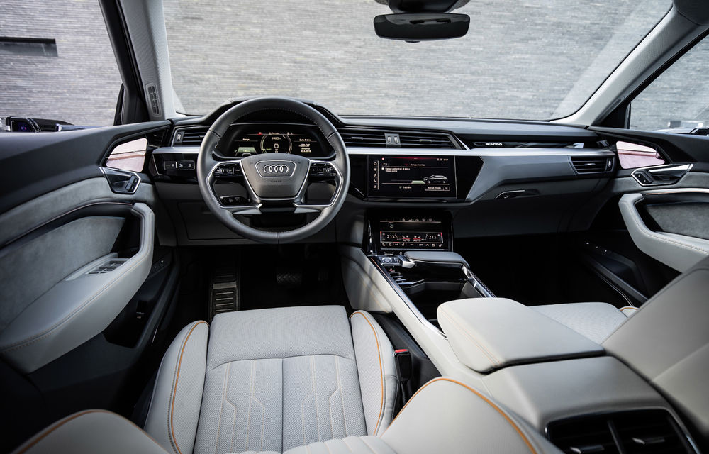 Primele imagini cu interiorul lui Audi e-tron: SUV-ul electric are 5 ecrane, dintre care două pentru camerele care înlocuiesc oglinzile - Poza 1