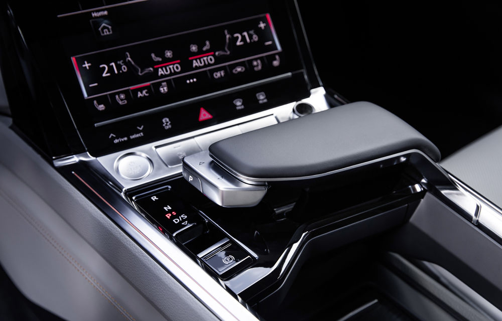 Primele imagini cu interiorul lui Audi e-tron: SUV-ul electric are 5 ecrane, dintre care două pentru camerele care înlocuiesc oglinzile - Poza 12