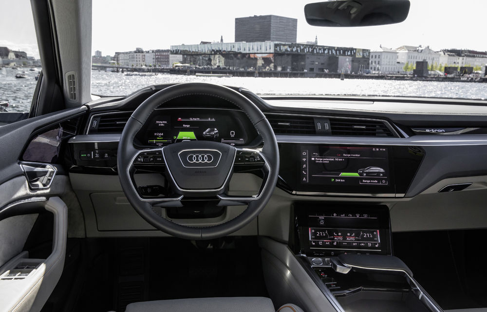 Primele imagini cu interiorul lui Audi e-tron: SUV-ul electric are 5 ecrane, dintre care două pentru camerele care înlocuiesc oglinzile - Poza 7