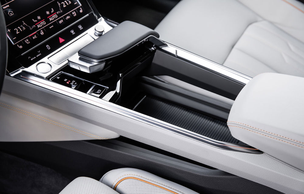 Primele imagini cu interiorul lui Audi e-tron: SUV-ul electric are 5 ecrane, dintre care două pentru camerele care înlocuiesc oglinzile - Poza 18