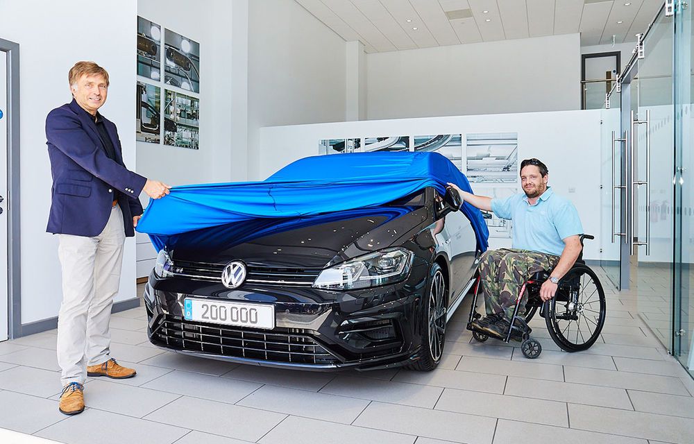 Sărbătoare la Volkswagen: divizia de performanță R a livrat exemplarul cu numărul 200.000. Un Golf R a ajuns la un client din Marea Britanie - Poza 1