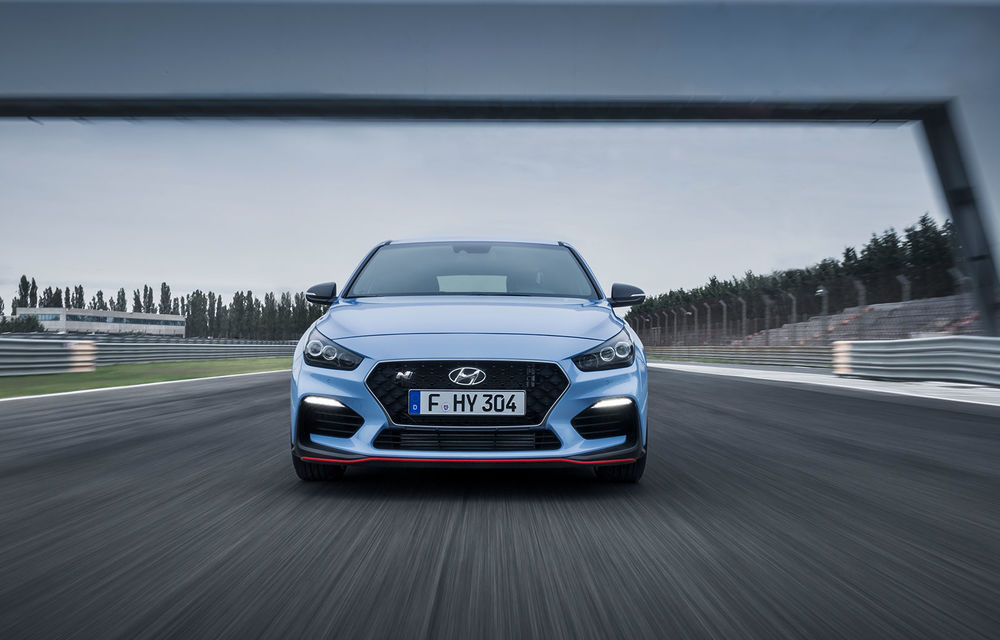 Hyundai i30 N Fastback, surprins în timpul testelor: modelul de performanță debutează în cadrul Salonului Auto de la Paris - Poza 1