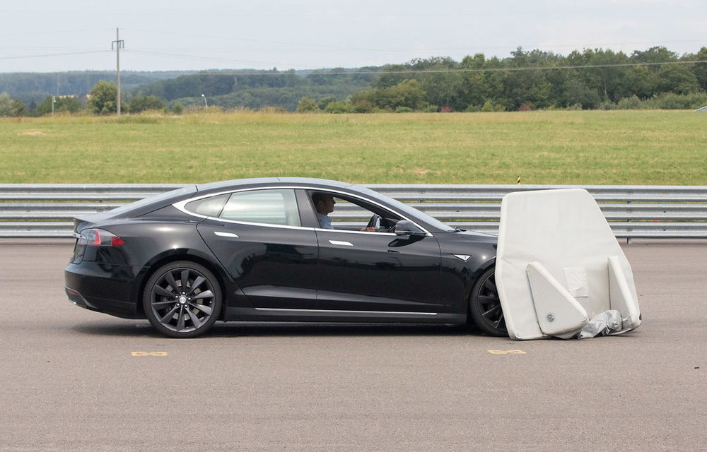 Tesla Model S a ratat un test de frânare automată de urgență. Compania pune la îndoială acuratețea testului - Poza 1