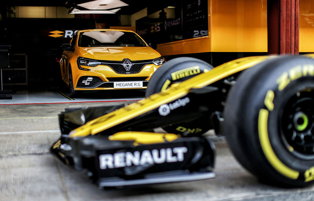 Renault a prezentat noul Megane RS Trophy: transmisie manuală sau automată pentru Hot Hatch-ul de 300 de cai putere - Poza 8