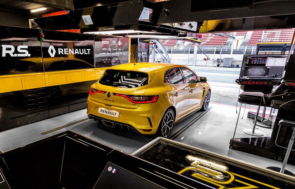 Renault a prezentat noul Megane RS Trophy: transmisie manuală sau automată pentru Hot Hatch-ul de 300 de cai putere - Poza 9