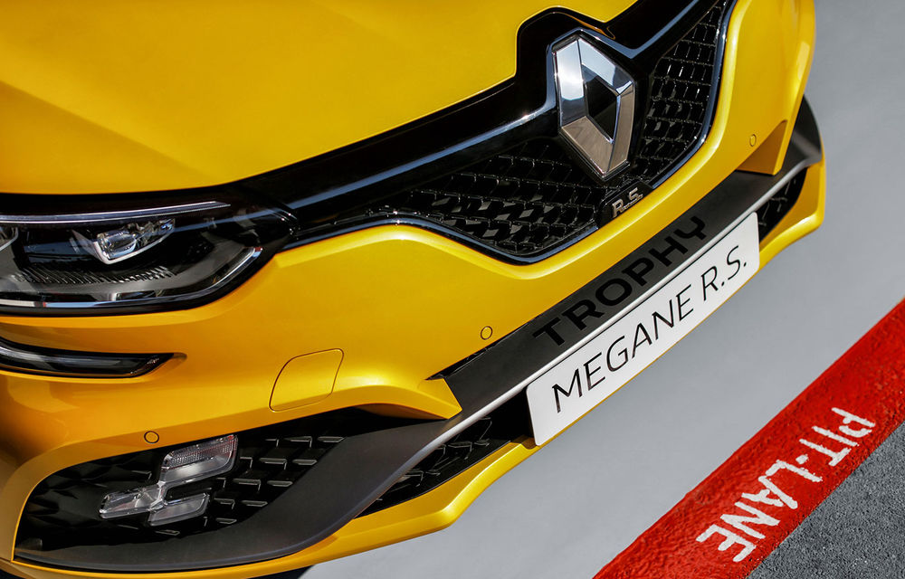 Renault a prezentat noul Megane RS Trophy: transmisie manuală sau automată pentru Hot Hatch-ul de 300 de cai putere - Poza 18