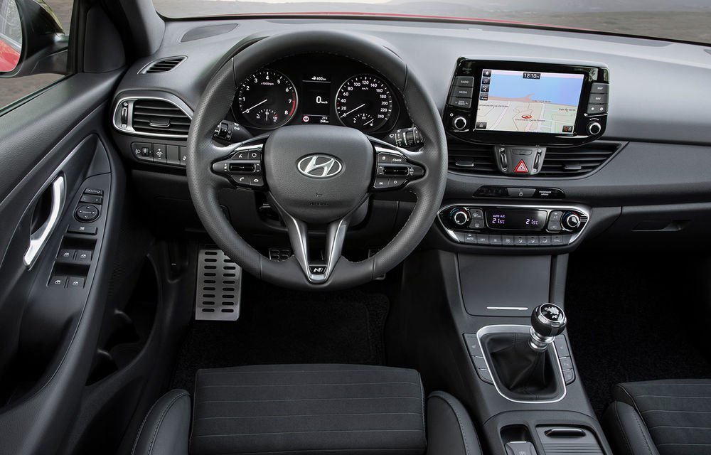 Hyundai a prezentat versiunea i30 N Line: aspect sportiv și îmbunătățiri tehnice pentru hatchback-ul asiatic - Poza 22