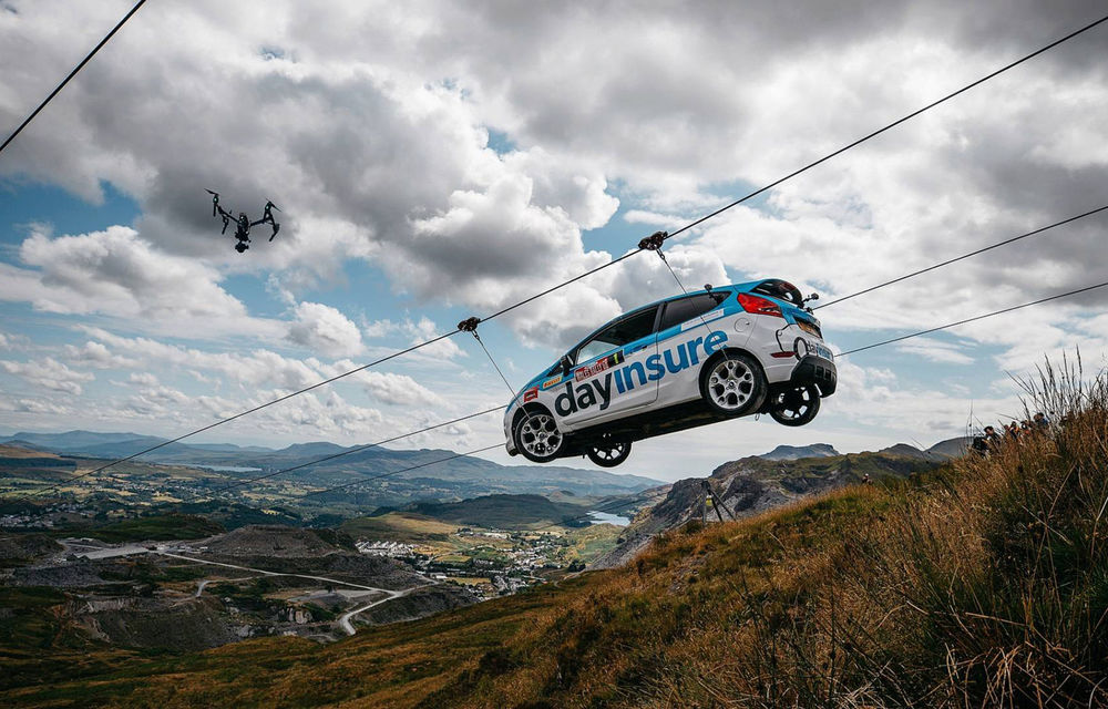 Campanie de promovare dusă la extrem: un Ford Fiesta pregătit pentru raliuri coboară pe tiroliană în Țara Galilor - Poza 1