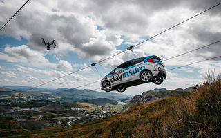 Campanie de promovare dusă la extrem: un Ford Fiesta pregătit pentru raliuri coboară pe tiroliană în Țara Galilor